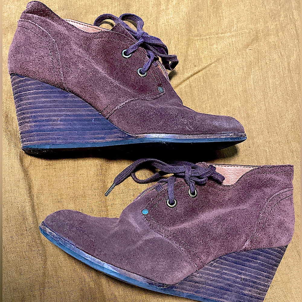 Lucky Brand Brown suede twee-era suede booties. Size 9